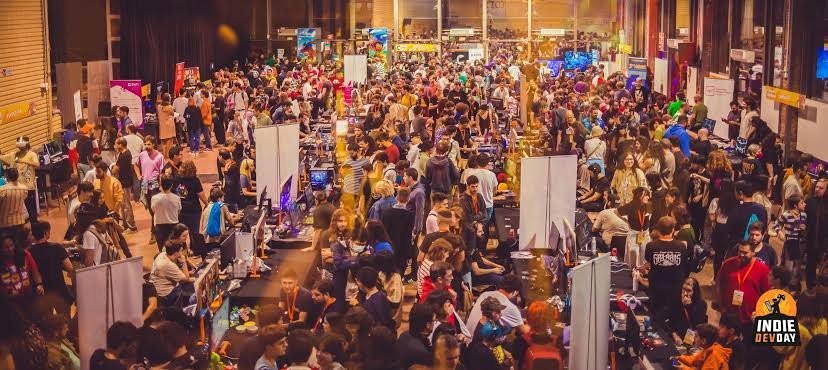 IndieDevDay — vista general de la feria abarrotada de público